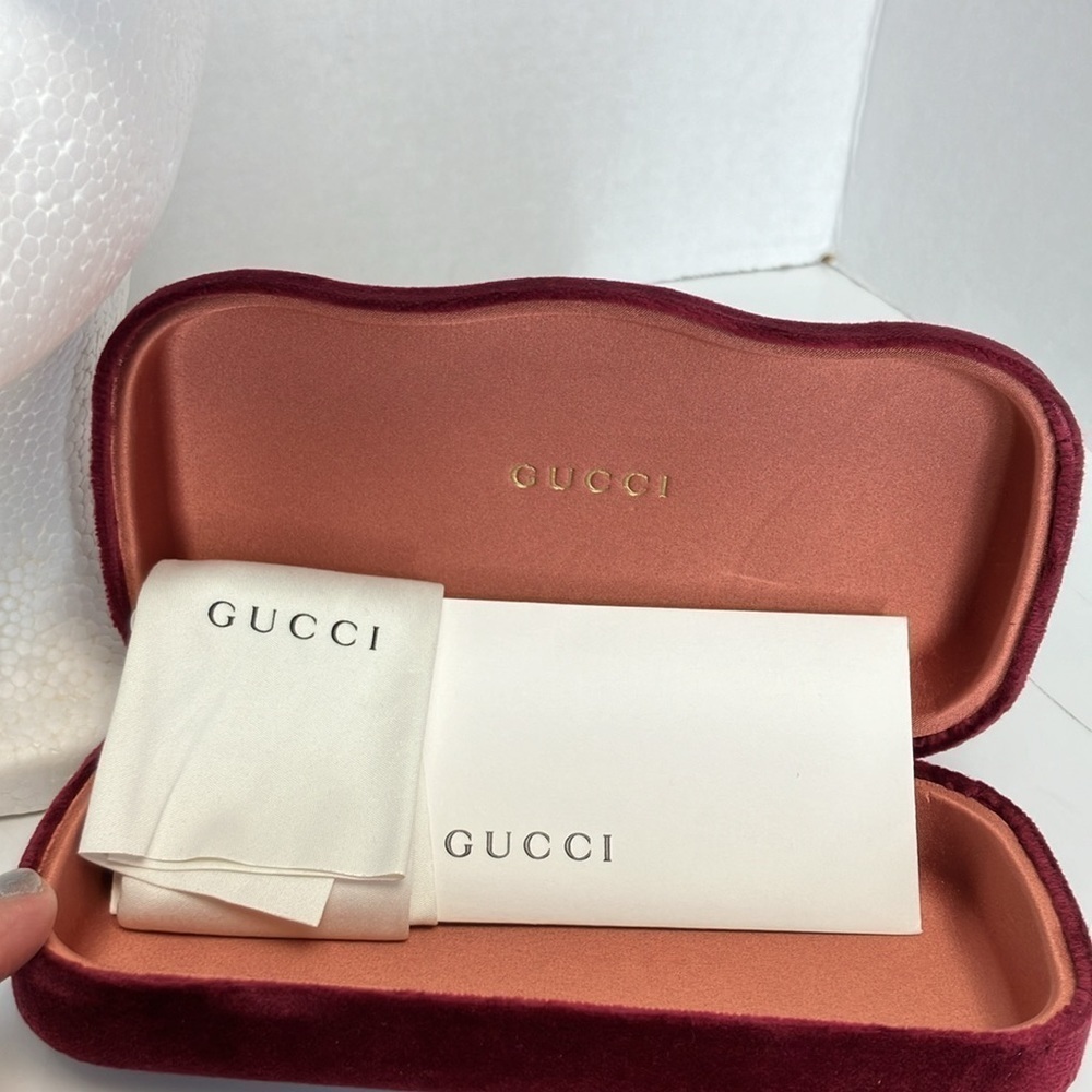 Gucci women black sunglasses and Gucci burgundy sunglass case - Picture 6 of 7